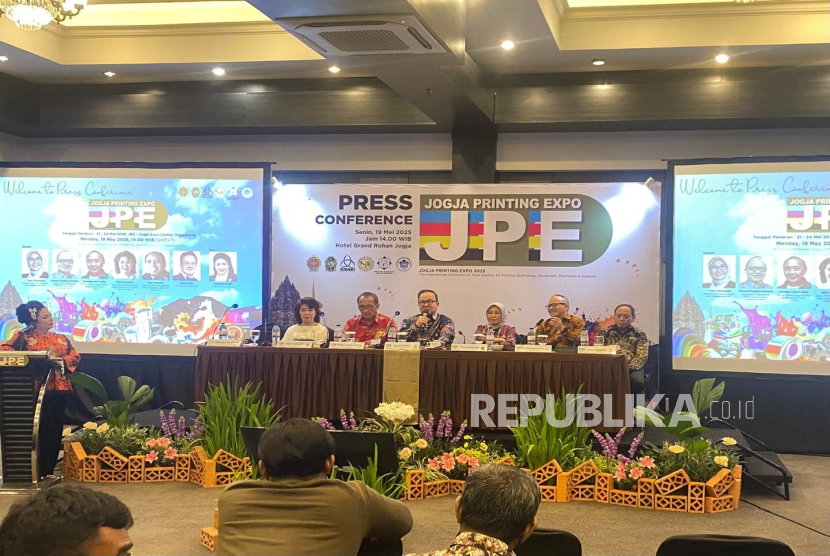 CEO Krista Exhibitions, Daud D. Salim (berbicara, tengah) saat menyampaikan paparan dalam konferensi pers Jogja Printing Expo 2025 di Hotel Grand Rohan, Bantul, Daerah Istimewa Yogyakarta, Senin (19/5/2025).