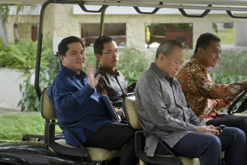 CEO Mahaka Sports Erick Thohir (kiri) didampingi Auditor Pricewaterhouse Coopers (PwC) Lok Budianto kedua kiri) meninggalkan Istana Medeka usai menghadap Presiden Joko Widodo untuk melaporkan hasil audit keuangan penyelenggaraan turnamen Piala Presiden di 