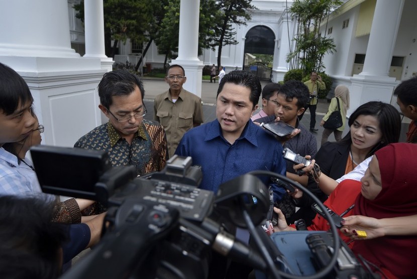 CEO Mahaka Sports Erick Thohir (tengah) didampingi Auditor Pricewaterhouse Coopers (PwC) Lok Budianto (kedua kiri) menjawab pertanyaan wartawan usai menghadap Presiden Joko Widodo untuk melaporkan hasil audit keuangan penyelenggaraan turnamen Piala Preside