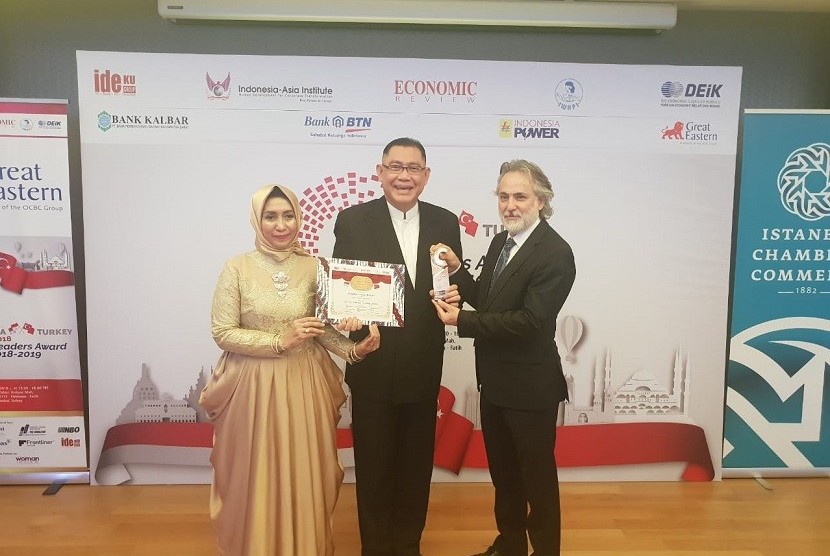 CEO Majalah Economic Review Irlisa Rachmadiana (kiri), Direktur Utama BNI Syariah Abdullah Firman Wibowo (tengah), dan  Chairman DEIK (Foreign Economic Relations Board) Turkey, Ilhan Erdal saat penyerahaan penghargaan BNI Syariah sebagai The Best Sharia Bank in Asia and Turkey 2018 serta The Best Global Leader in Asia and Turkey 2018 kategori Bank Syariah Anak Perusahaan BUMN bertempat di Istanbul Ticaret Odasi, Turki, Sabtu (24/11).