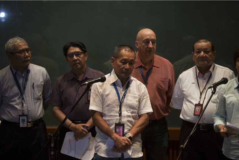 CEO Malaysia Airlines, Ahmad Jauhari Yahya (tengah), bersama jajaran stafnya mengumumkan hilangnya pesawat Malaysia Airlines dalam jumpa pers di hotel dekat Bandara Internasional Kuala Lumpur, Selangor, Malaysia, Sabtu (8/3). 