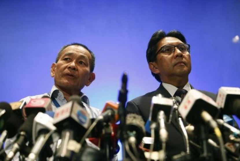 Malaysian Airlines Chief Executive Officer Ahmad Jauhari Yahya and Department of Civil Aviation (DCA) Director General Datuk Azharuddin Abdul Rahman (right) take questions at a news conference at the Kuala Lumpur International Airport in Sepang March 10, 2