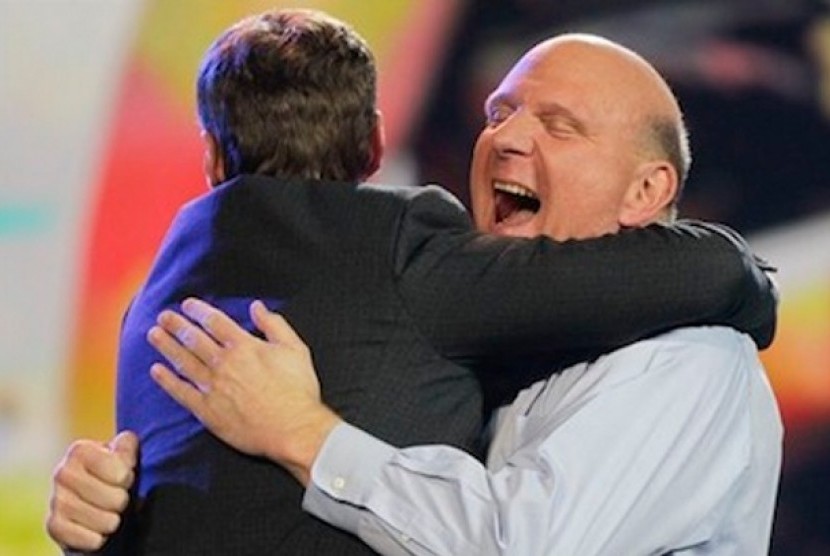 CEO Microsoft, Steve Ballmer memeluk bos Barner (kanan) & Nobles, Ryan Seacrest