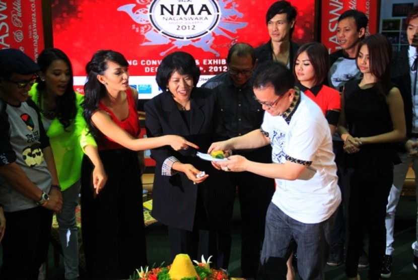 CEO Nagaswara, Rahayu Kertawiguna melakukan pemotongan tumpeng dalam acara jumpa pers SmarToone-NMA, Senin (3/12)