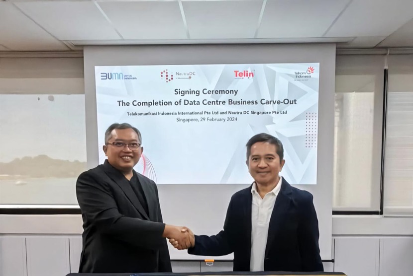 CEO NeutraDC Singapore, Sendang Praptomo (kiri) bersama CEO Telin Singapore, Indarto (kanan), saat melakukan seremoni penyelesaian proses konsolidasi bisnis data center yang sebelumnya dikelola oleh Telin di Singapura, beberapa waktu lalu
