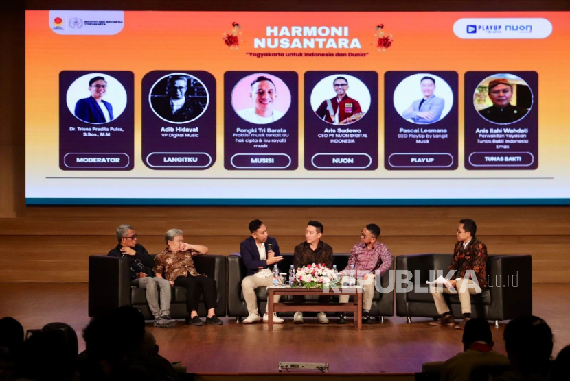 CEO Nuon, Aris Sudewo, melakukan panel diskusi Harmoni Nusantara Bersama CEO PlayUp by Langit Musik, Pascal Lesmana, VP Digital Music Nuon, Adib Hidayat, Perwakilan Yayasan Tunas Bakti Indonesia Emas, Anis Ilahi Wahdati, serta Pongki Tri Barata, perwakilan musisi.