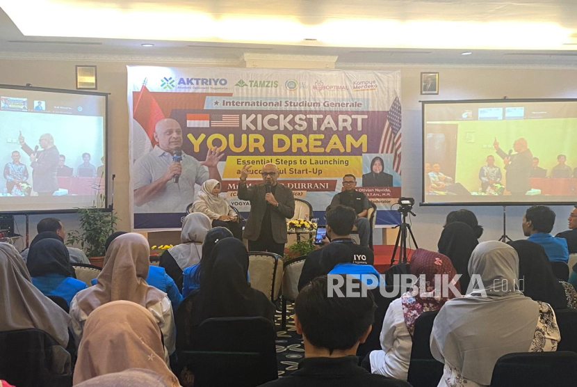 Ceo Pallaxnet America, Mazhar Durrani, berbicara dalam event International Studium Generale Kickstar Your Dream Essential Steps to Launching a Succesful Start-Up yang diadakan Akademi Optometri Yogyakarta (Aptriyo) di Hotel New Saphir Yogyakarta, Sabtu (10/5/2025).