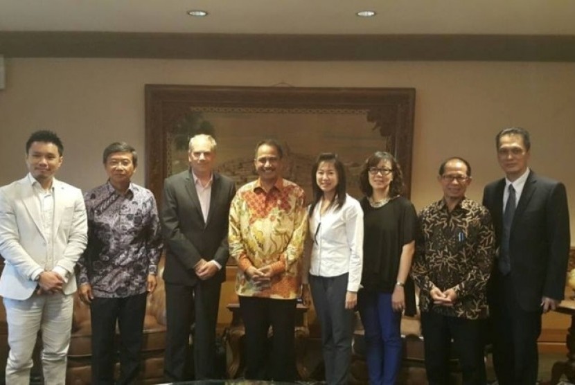 CEO PATA Mario Hardy ( no 3 dari kiri) bersama Chairman PATA Indonesia Chapter SD Darmono (no 2 dari kiri) dan President/CEO PATA Indonesia Chapter Poernomo Siswoprasetijo (no 1 dari kanan) berfoto bersama dgn Menteri Pariwisata Arief Yahya (no 4 dari kiri