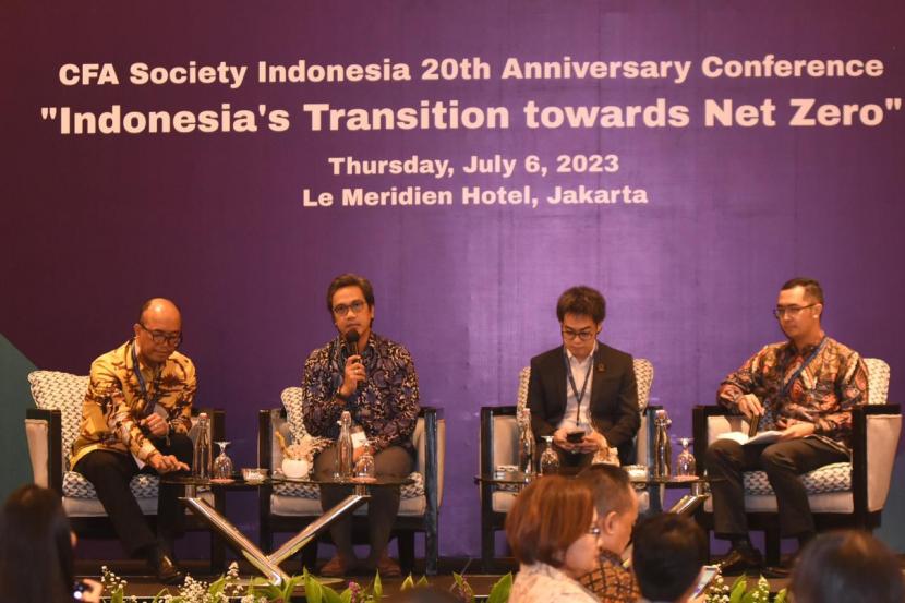 CEO Pertamina NRE Dannif Danusaputro menjadi narasumber pada acara CFA Society Indonesia 20th Anniversary Conference Indonesia's Transition Towards Net Zero yang diselenggarakan di Hotel Le Meridien, Jakarta pada Kamis (6/7/2023).