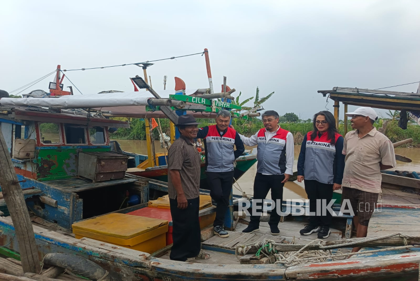 Hemat BBM, PNRE Pasang PLTS di 46 Kapal Nelayan Karawang