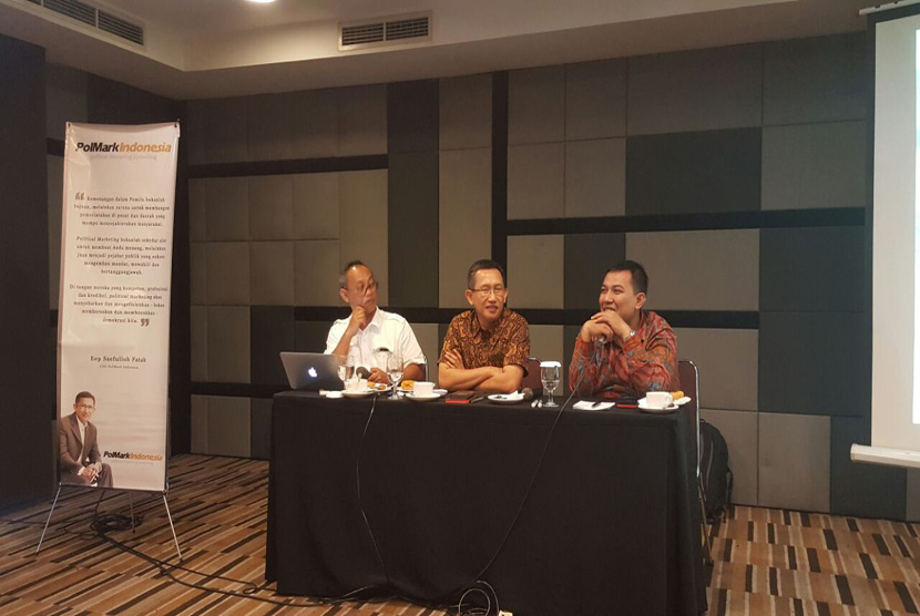 CEO Polmark Indonesia, Eep Saefuloh Fatah (tengah), Kamis (19/1) merilis hasil survei terbaru yang menempatkan pasangan Anies-Baswedan-Sandiaga Uno di urutan pertama dengan elektabilitas sekitar 31,7 persen.