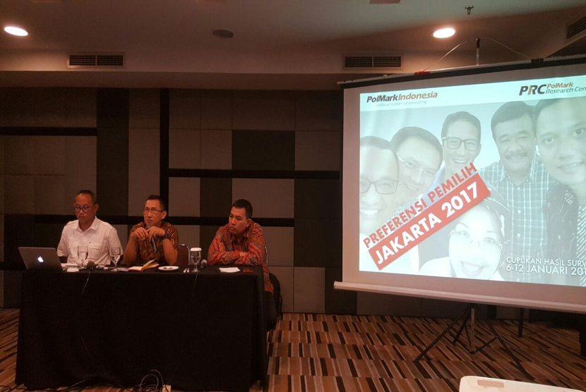 CEO Polmark Indonesia, Eep Saefuloh Fatah (tengah), Kamis (19/1) merilis hasil survei terbaru yang menempatkan pasangan Anies-Baswedan-Sandiaga Uno di urutan pertama dengan elektabilitas sekitar 31,7 persen.