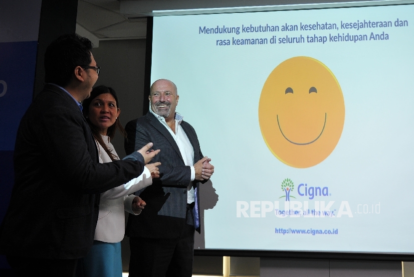 CEO & President Director Cigna Indonesia Tim Shields (kanan) didampingi Chief Distribution Officer Herlin Sutanto (kedua kanan) melihat hasil survei 