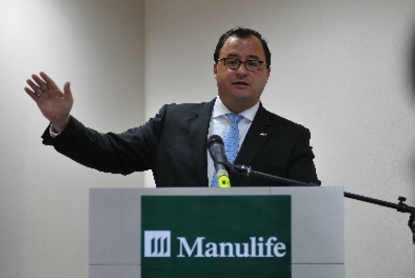 CEO & President Director Manulife Indonesia Chris Bendl memberikan keterangan kinerja tahun 2013 Manulife Indonesia di Jakarta, Senin (12/5).