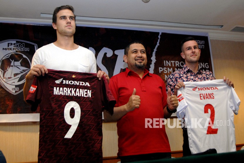 CEO PSM Makassarr Munafri Arifuddin (tengah) memperkenalkan dua pemain asing yaitu Eero Markkanen (kiri) dan Aaron Evans (kanan) saat konferensi pers di Makassar, Sulawesi Selatan, Senin (14/1/2019).
