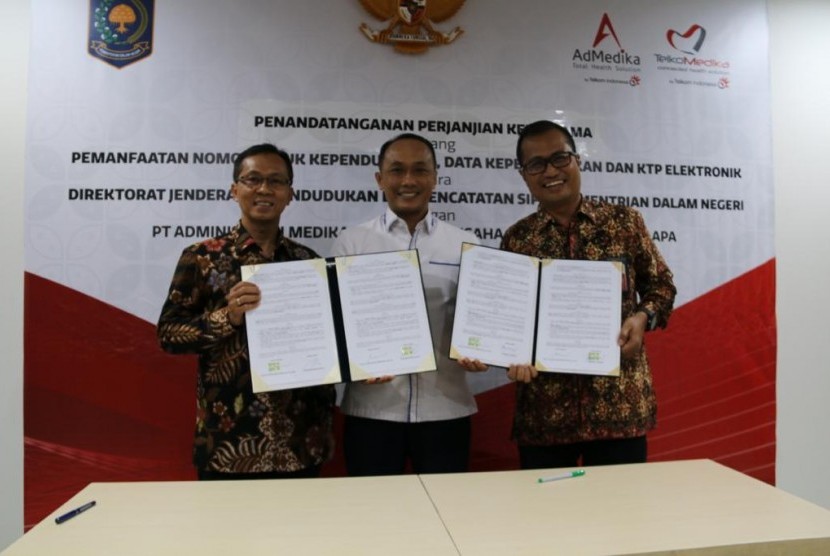       CEO PT Administrasi Medika (AdMedika) Budi Setyawan Wijaya (kanan) bersama CEO PT Sarana Usaha Sejahtera InsanPalapa (TelkoMedika) Bambang Lusmiadi (kiri), dan Direktur Jendral Kependudukan dan Pencatatan Sipil Kementrian dalam Negeri Republik Indonesia Zudan Arif Fakhrulloh (tengah) usai penandatanganan Perjanjian kerjasama (PKS) pemanfaatan nomor induk kependudukan (NIK), data kependudukan, dan KTP elektronik (KTP-el) di Jakarta, Kamis (26/12).