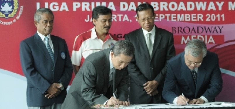 CEO PT Liga Prima Indonesia Widjajanto dan Executive Chairman Broadway Media Datuk Syed Ahmad Khalid menandatangani nota kesepahaman (MOU) kerjasama dengan disaksikan Ketua Umum PSSI Djohar Arifin, Menteri Pemuda dan Olah Raga RI Andi Mallarangeng, di Gelo