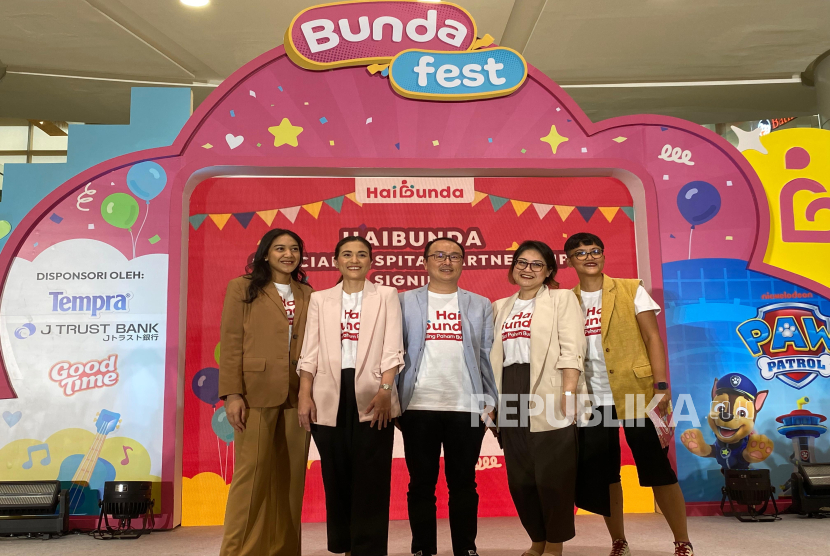 CEO PT Trans Digital Lifestyle Group, Putri Tanjung, bersama jajaran pimpinan HaiBunda dalam konferensi pers Bundafest 2024 di Jakarta, Jumat (6/12/2024). 