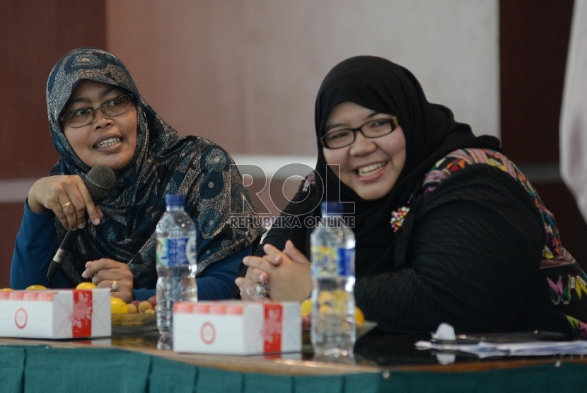 CEO PT. Zikrul Hakim, Amalia B. Safitri (kanan), dan CEO Haula Toys, Ummu Masmuah menjadi nara sumber dalam diskusi CEO Talk Enterpreneurship di FKIP Uhamka, Jakarta, Selasa (8/12). 