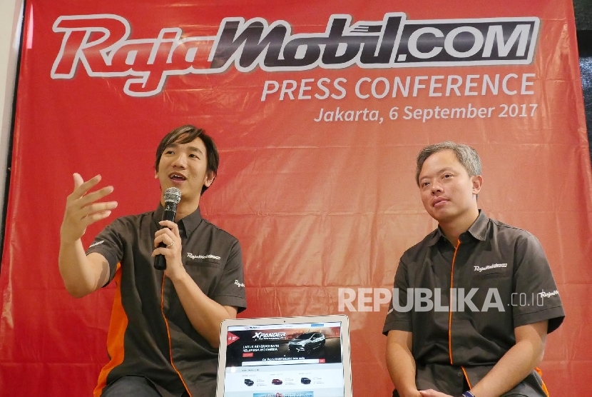CEO RajaMobil.com Dien Wong (kiri) didampingi Chairman RajaMobil.com Robert Wardhana menyampaikan penjelasannya kepada pers mengenai RajaMobil.com di Jakarta, Rabu (6/9). 