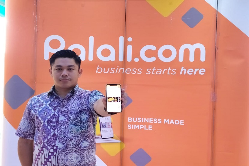 CEO Ralali.com Joseph Aditya. Ralali.com merupakan platform wholesale marketplace B2B yang menjembatani antara pemasok produk dan pelaku bisnis baik pemilik brand kebutuhan grosir hingga bagi pengusaha kecil, dan UMKM bertemu dengan reseller terpercaya dan pembeli potensial seluruh Indonesia. Untuk memenuhi lini kategori elektronik, Ralali meresmikan official store TCL.