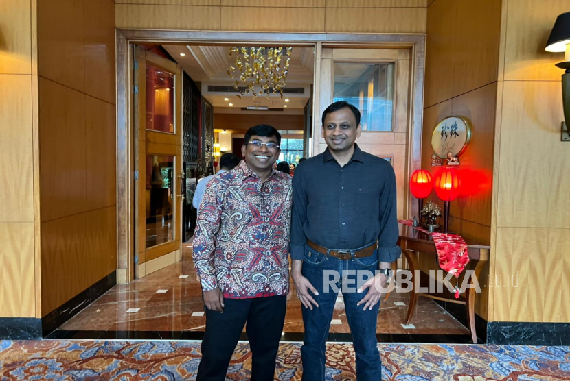 CEO RedBus Prakash Sangam dan President Director RedBus Indonesia Danan Christadoss.