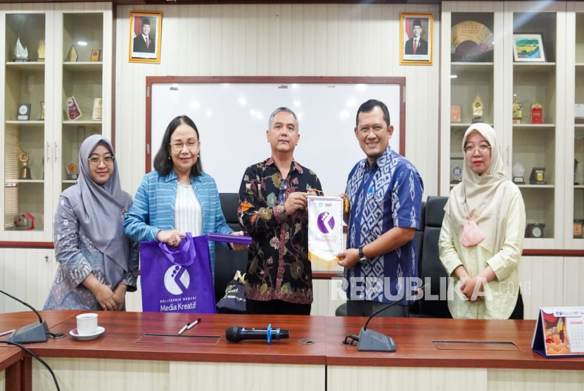 CEO Reneturos Indonesia Luqman Hakim Arifin bersama pimpinan Politeknik Negeri Media Kreatif.