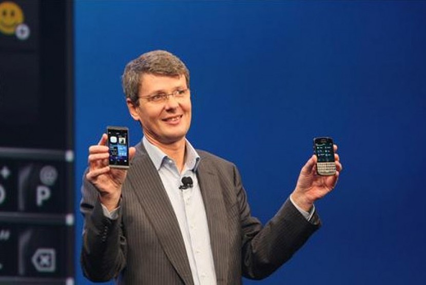 CEO RIM, Thorsten Heins mengenalkan BlackBerry Z10 and Q10 di New York Rabu (30/1).