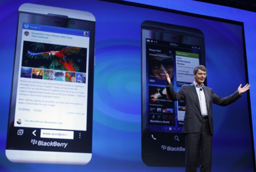 CEO RIM, Thorsten Heins mengenalkan BlackBerry Z10 and Q10 di New York Rabu (30/1).