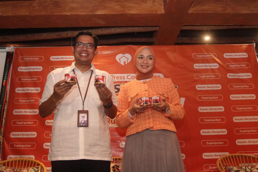 CEO Rumah Zakat Nur Efendi dan Duta Qurban Rumah Zakat Citra Kirana dalam peluncuran gerakan Bismillah Qurban Aman di Tengah Wabah PMK. 