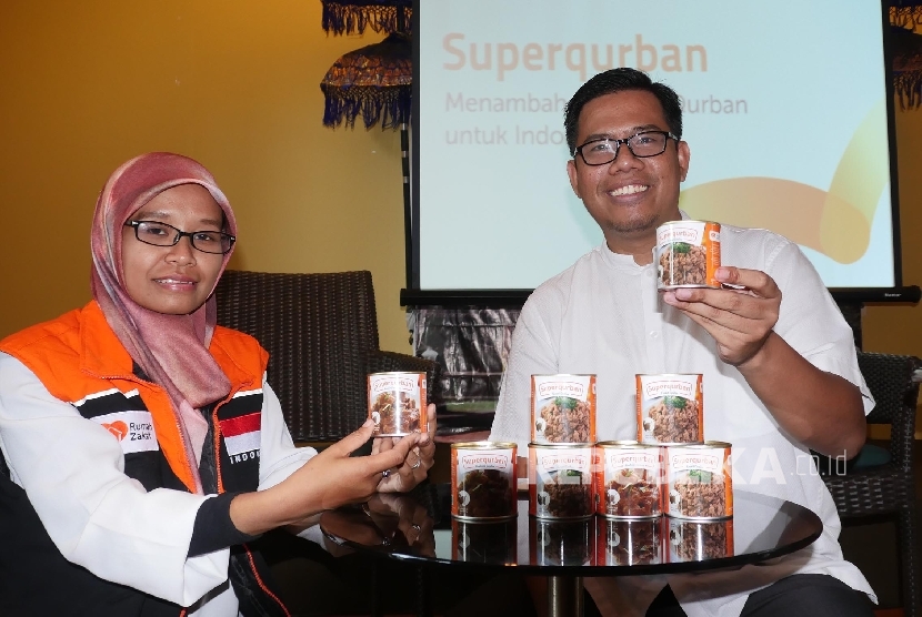 CEO Rumah Zakat Nur Efendi (kanan) bersama Relawan Inspirasi Rumah Zakat memperlihatkan kemasan “Superqurban” beberapa waktu lalu .