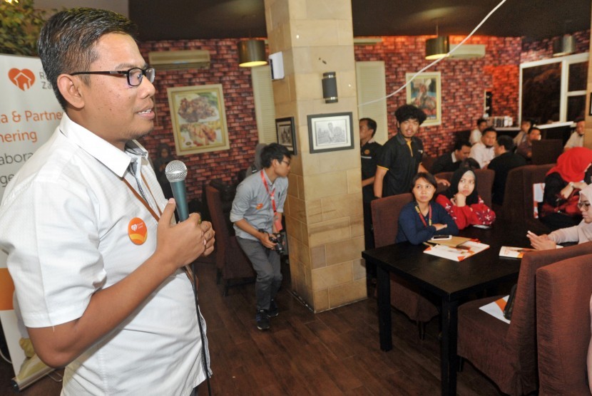 CEO Rumah Zakat Nur Efendi (kiri) berbicara di hadapan para wartawan, di Jakarta, Selasa (16/5).