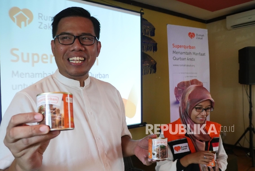 CEO Rumah Zakat Nur Efendi (kiri) bersama Relawan Inspirasi Rumah Zakat di Kulonprogo DIY.