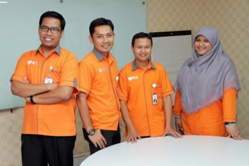 CEO Rumah Zakat Nur Efendi (kiri) bersama tim Rumah Zakat..