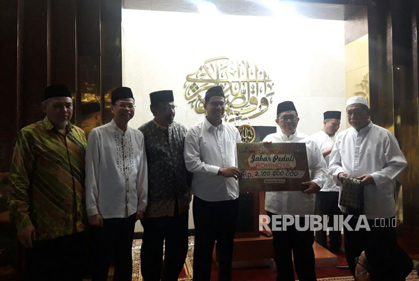 CEO Rumah Zakat Nur Efendi secara simbolis menerima bantuan warga Jawa Barat untuk Rohingya melalui Gubernur Jawa Barat Ahmad Heryawan.