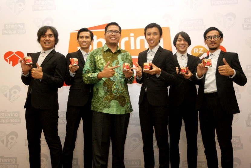 CEO RZ  Nur Efendi bersama personil The Changcuters.  RZ berkolaborasi dengan The Changcuters dalam upaya menyebarkan kampanye Superqurban Super Manfaat. .