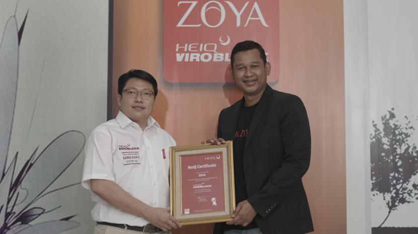 CEO Shafira Corporation Deny Setiawan (kanan) menerima sertifikat HEIQ SWISS Viroblock dari General Manager HEIQ Indonesia Eric Tanudjaja di Bandung, belum lama ini. 