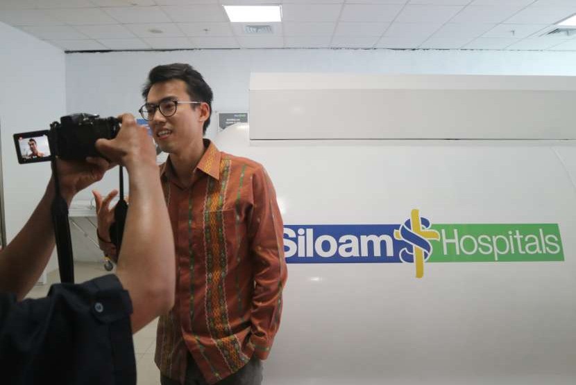 CEO Siloam Hospitals Labuan Bajo, Charles Wongsono saat menjelaskan fungsi Hyperbaric Oxygen Chamber di Siloam Hospitals Labuan Bajo, Sabtu (13/10).
