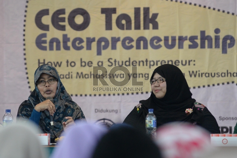 CEO Talk Enterpreneurship: CEO PT. Zikrul Hakim, Amalia B. Safitri (kanan), dan CEO Haula Toys, Ummu Masmuah menjadi nara sumber dalam diskusi CEO Talk Enterpreneurship di FKIP Uhamka, Jakarta, Selasa (8/12). 