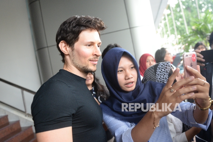 CEO Telegram Pavel Durov diajak swafoto usai pertemuan di Kantor Kemenkominfo, Jakarta, Selasa (1/8). 