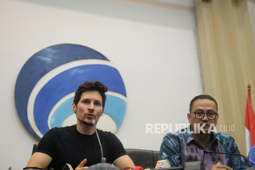 CEO Telegram Pavel Durov (kiri) bersama Dirjen Aptika Samuel Abrijani Pangerapan menggelar konferensi pers usai pertemuan di Kantor Kemenkominfo, Jakarta, Selasa (1/8). 
