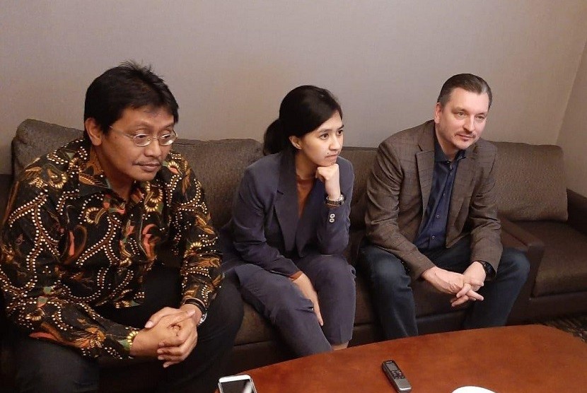CEO Telkomtelstra Erik Meijer (kanan), Senior Research Manager Internasional Data Corporation (IDC) Indonesia Mevira Munindra (tengah), dan Direktur Produk Telkomtelstra Agus F Abdillah, memberikan pemaparan kepada wartawan terkait tranformasi digital perusahaan-perusahaan Indonesia, di Jakarta Selatan, Kamis (21/11).
