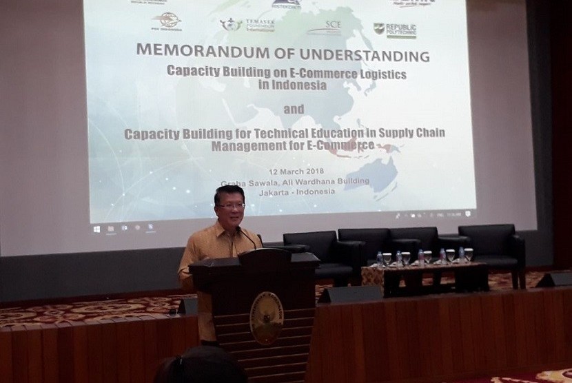 CEO Temasek Foundation Intermasional Benedict Cheong mengawali menandatangani nota kesepahaman (MoU) //Capacity Building on e-Commerce Logistics in Indonesia// dengan Singapore Cooperation Enterprise (SCE) di kantor Kementerian Koordinator Bidang Perekonomian, Jakarta, Senin (12/3).