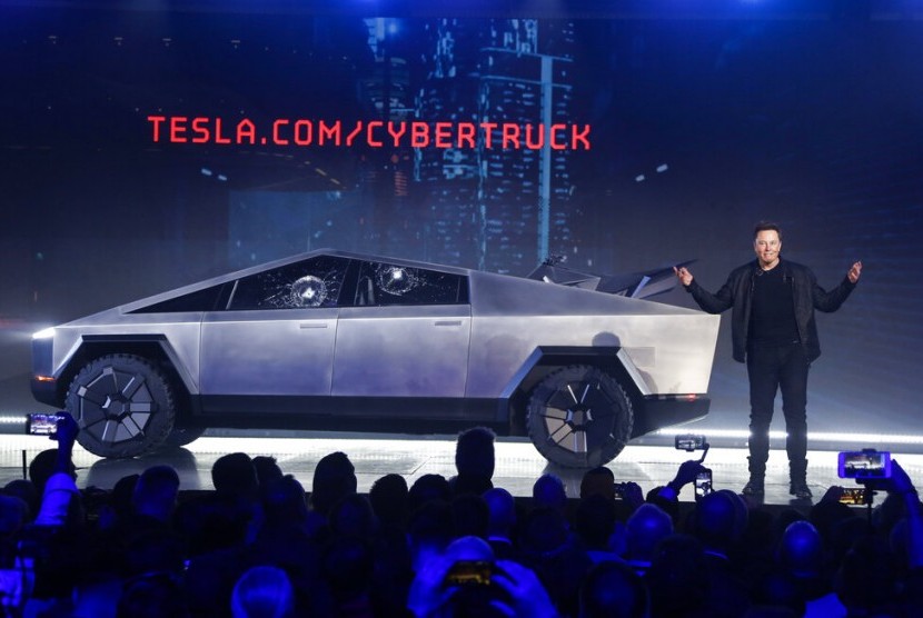 CEO Tesla Elon Musk mengenalkan Tesla Cybertruck yang kacanya antirusak. Acara peluncuran tapi gagal karena kaca Tesla justru retak saat demo.