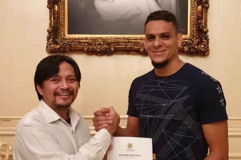 CEO tim Barito Putera FC Hasnuryadi Sulaiman (kiri) berpose dengan pemain barunya Cassio de Jesus seusai penandatanganan kontrak. 