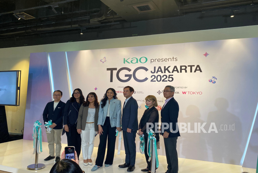 CEO Trans Digital Lifestyle Group Putri Tanjung bersama para pendukung acara Tokyo Girls Collection (TGC) Jakarta 2025 dalam konferensi pers di Alila, Selasa (27/5/2025). 
