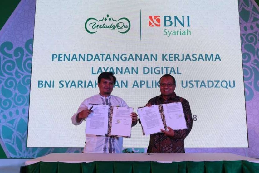 CEO UstadzQu, Yoga Rifai Hamzah (kiri) dan SEVP Keuangan dan Operasional BNI Syariah, Wahyu Avianto, menandatangani nota kesepahaman di Jakarta Convention Center, Jakarta, Ahad (23/9).