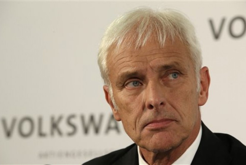 CEO Volkswagen yang baru Matthias Mueller dalam konferensi pers usai terpilih, Jumat (25/9).