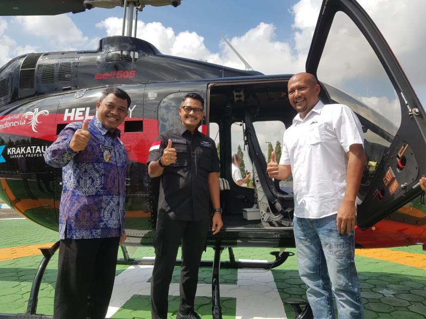 CEO Whitesky Aviation Denon Prawiraatmadja (tengah), Direktur Utama Krakatau Sarana Properti Ridi Djajakusuma, dan Wakil Walikota Cilegon Sanuji Pentamarta berfoto di depan helikopter yang dioperasikan dengan rute Cengkareng-Cilegon (pp) dengan tarif sekitar Rp 7,5 juta.