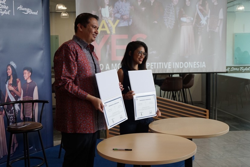 CEO WSE Indonesia, Kish Gill dan Founder & President Director BINAR Academy, Alamanda Shantika menandatangani nota kerja sama, Rabu (27/2).